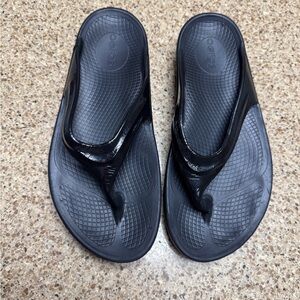 OOFOS OOlala Recovery Flip Flop Black Comfort Sandals